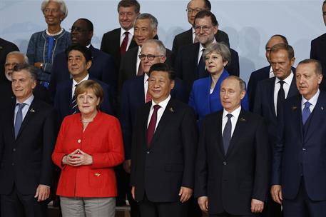 7/07/2017. Rajoy participa en la Cumbre del G-20. El presidente del Gobierno, Mariano Rajoy, durante el posado para una foto de familia en l...